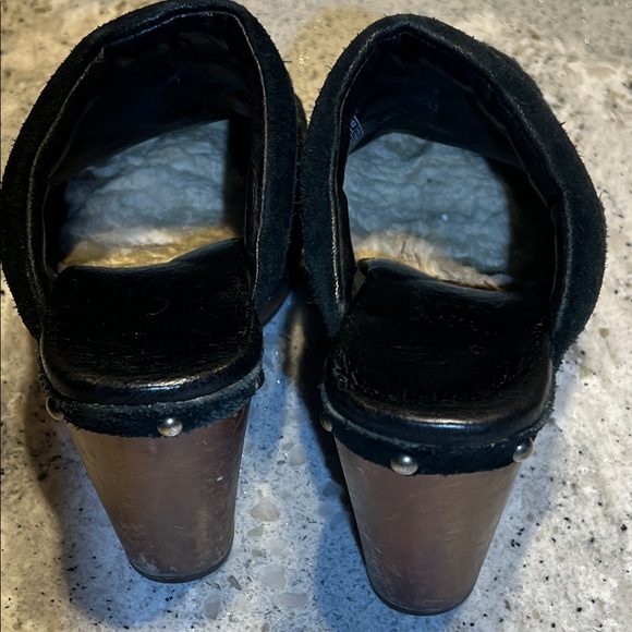 UGG Women's Textured Black Mules Size 6 - Picture 7 of 9